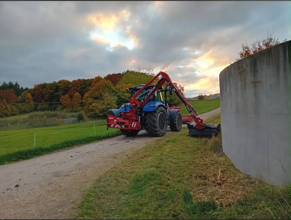 Traktor mit Auslegermulcher am Wegrand